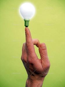 تصویر با کیفیت لامپ روی انگشت انسان